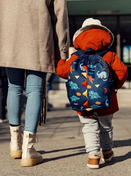 Mujer con niño agarrados de la mano