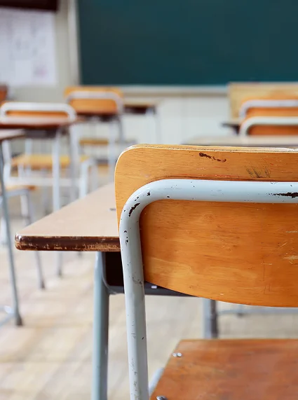 Salón de clases con silla de madera