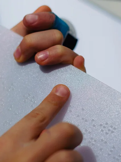 Niño leyendo hoja en braille