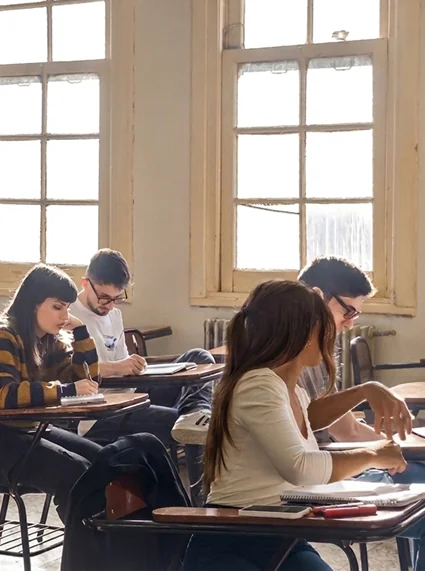 Salón con adolescentes en clase