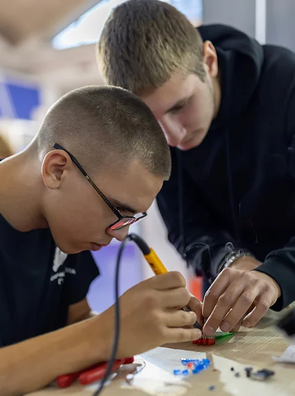 Adolescentes utilizando materiales de robótica