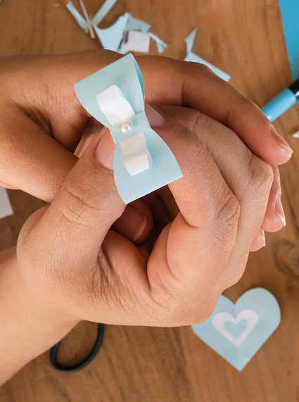 Niño haciendo artesanías en papel