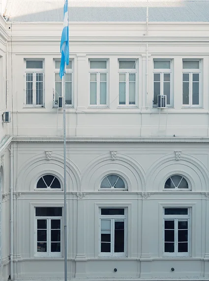 Edificio con bandera de Argentina